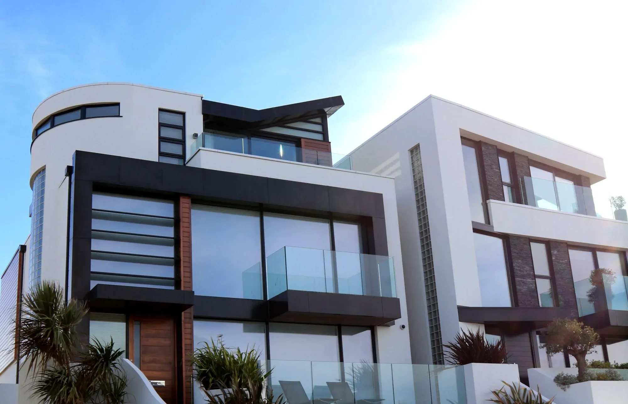 Maison contemporaine neuve, volumes nets, chantier livré.
