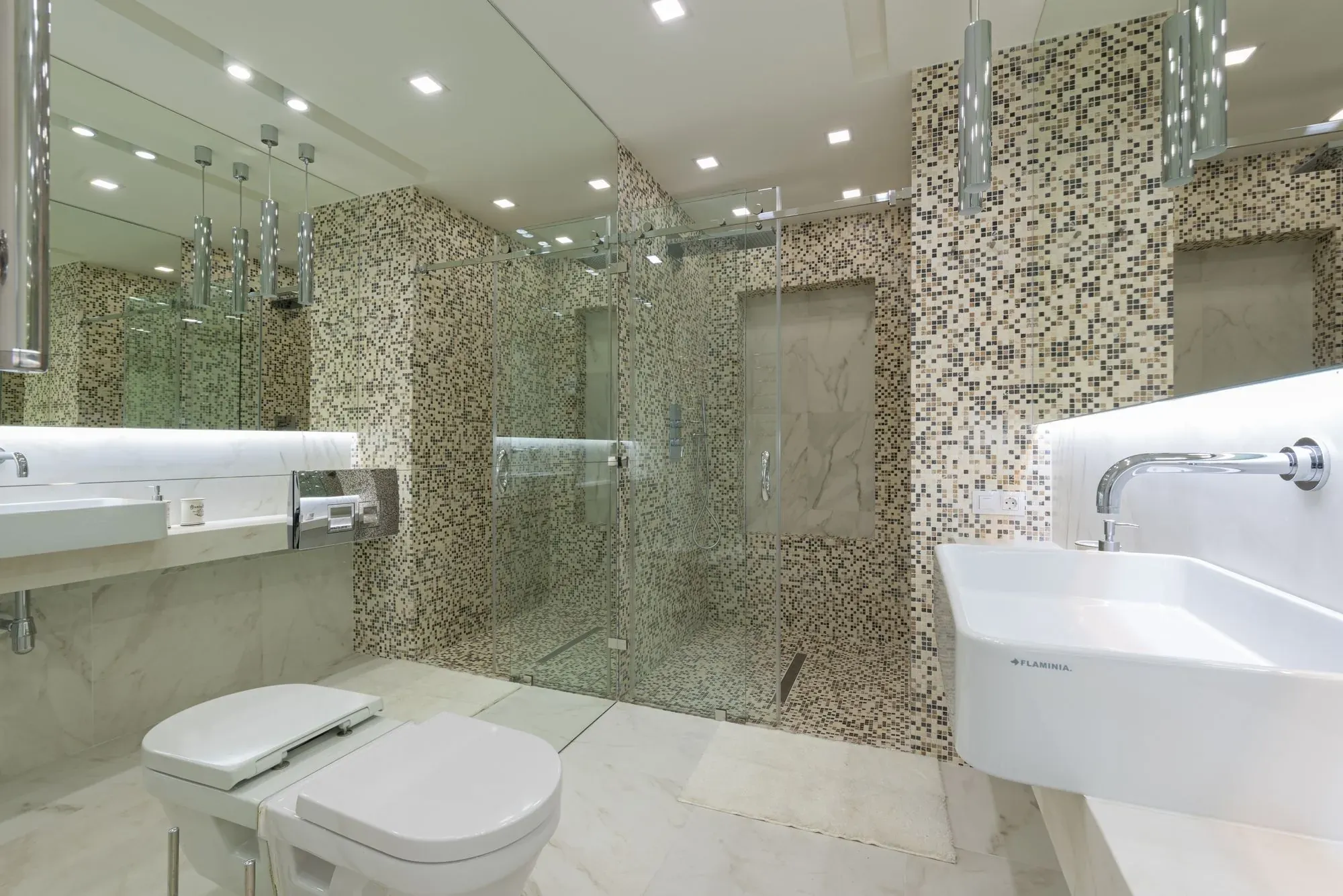 Salle de bain contemporaine, marbre, mosaïque et douche vitrée.